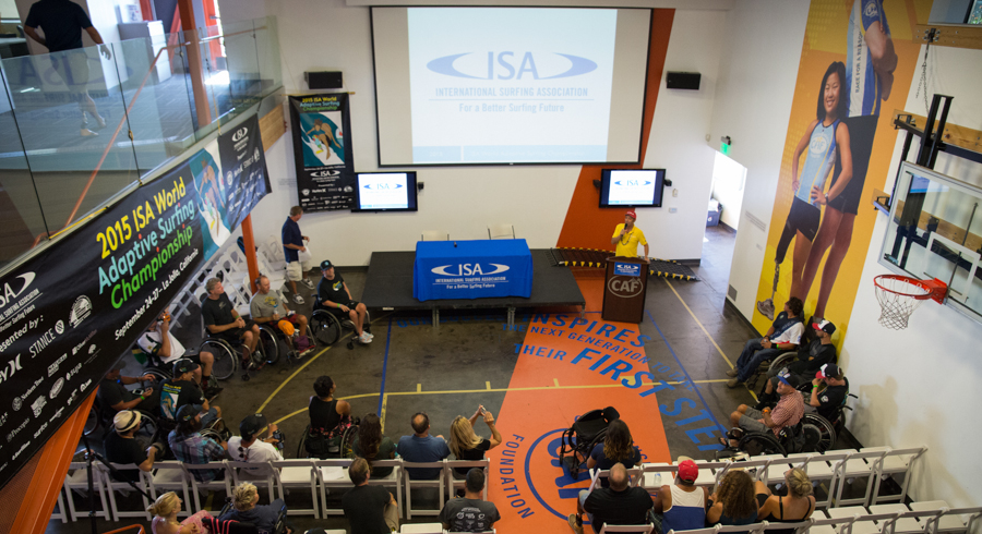 El Presidente de la ISA, Fernando Aguerre, empieza el Simposio de Surf Adaptado de la ISA. Foto: ISA/Reynolds