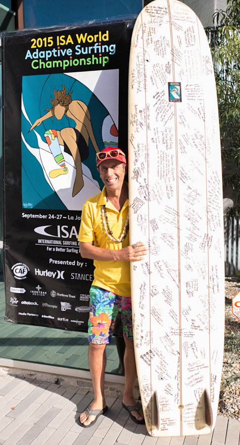 Aguerre demuestra un tabla firmada por todos los competidores en el ISA World Adaptive Surfing Championship quienes asistieron el Simposio. Foto: ISA/Reynolds