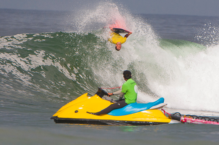 France’s Jeremy Arnoux advanced to the next round after placing second in an action-packed heat. Photo: ISA/Gonzalo Muñoz