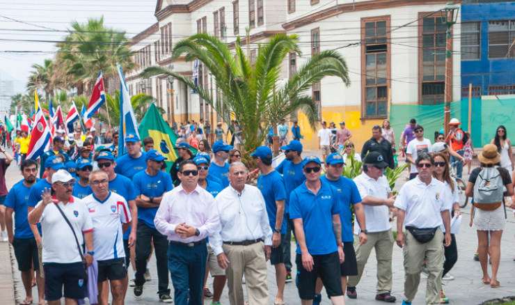 El Alcalde de Iquique, Jorge Soria junto a los Oficiales de la ISA desfilaron por la calle Baquedano, hacia la Plaza Arturo Prat, en el centro de la ciudad, frente a cientos de espectadores locales. Foto: ISA/Rommel Gonzales