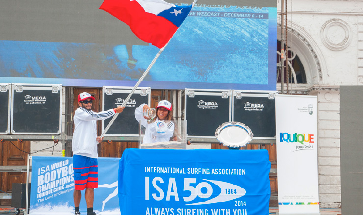 Team Chile pouring their local sand during the Sands Of The World Ceremony. Photo: ISA/Rommel Gonzales