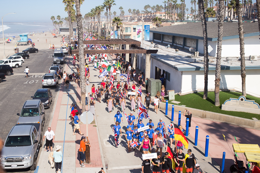 Las 36 Delegaciones Nacionales desfilan por la playa en Oceanside, arrancando la Ceremonia de Apertura del VISSLA ISA World Junior Surfing Championship 2015. Foto: ISA/Grant