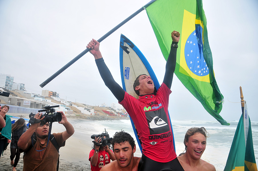 Felipe Toledo, one of many WSL stars to come through the ISA junior ranks, is crowned the 2011 ISA World Junior Champion in Punta Hermosa, Peru. Photo: ISA / Rommel Gonzales