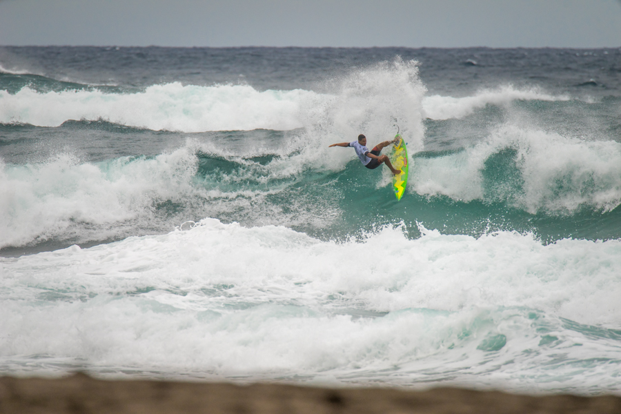 Weslley Dantas de Brasil muestra su surfing de poder durante su primera serie en la competencia. Foto: ISA / Sean Evans