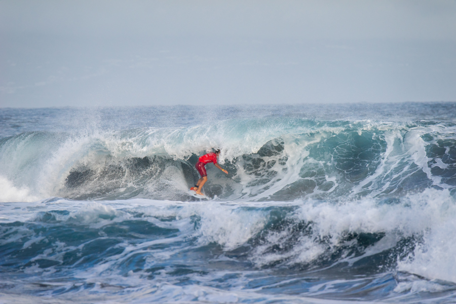 Mathis Crozon (FRA) muestra su excelente elección de olas al encontrar un tubo en el tercer día de competencia. Foto: ISA / Sean Evans