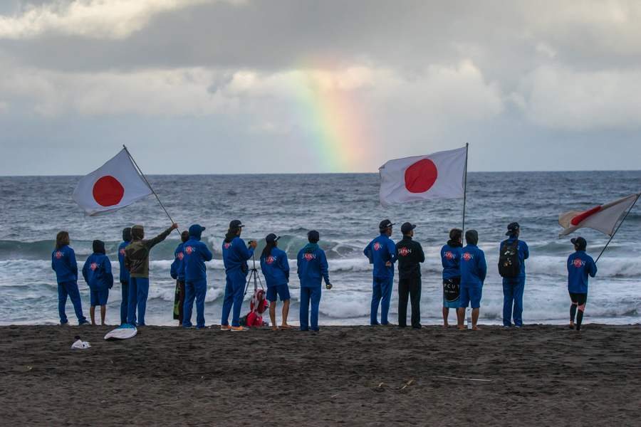 El Equipo de Japón observa las competencias para guiar a sus atletas en el agua. Foto: ISA / Sean Evans