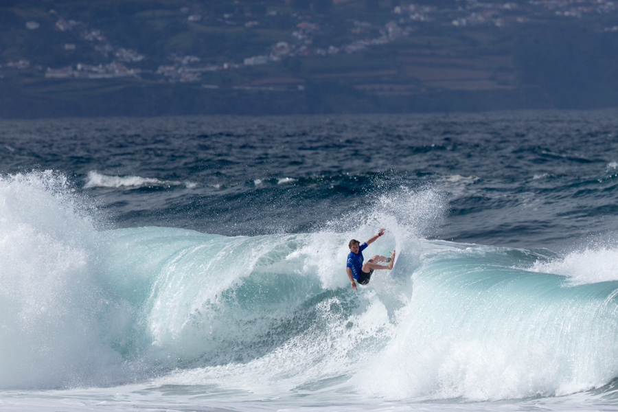 New Zealand’s Jonas Tawharu hits the close out section, advancing onto Main Event Round 3 of the 2016 VISSLA ISA World Junior Surfing Championship. Photo: ISA / Miguel Rezendes