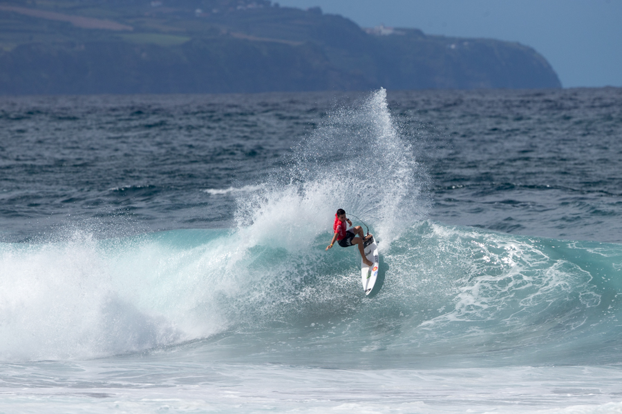 Spain’s Luis Diaz takes first place in his Main Event Round 2 heat with a heat total of 9.26. Photo: ISA / Miguel Rezendes