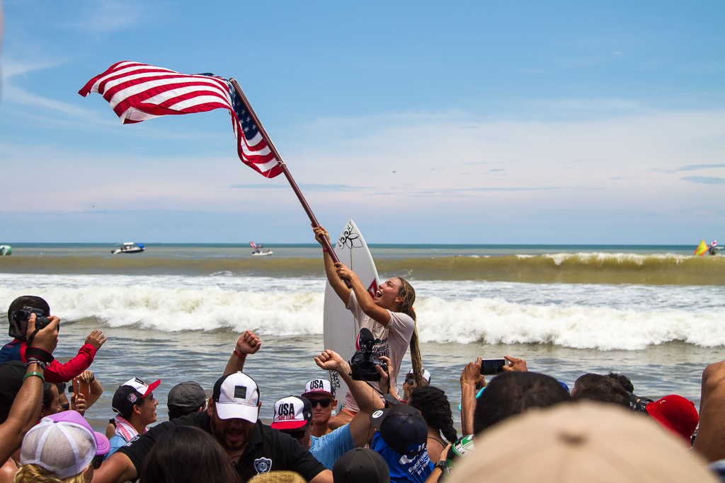 Tia Blanco de Estados Unidos levanta su bandera con orgullo, luego de ganar por segunda vez consecutiva la Medalla de Oro en la categoría Open Mujeres del ISA World Surfing Games. Foto: ISA / Pablo Jimenez
