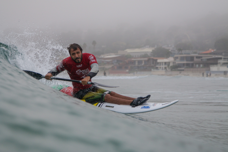 Fellipe Lima de Brasil corre una ola en camino a ganar el Oro en Upright. Photo: ISA/Lockwood