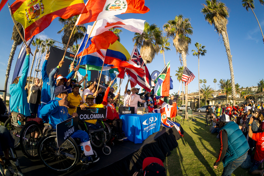 La comunidad internacional de surfistas adaptados celebrando la inauguración oficial de la competición. Foto: ISA / Sean Evans