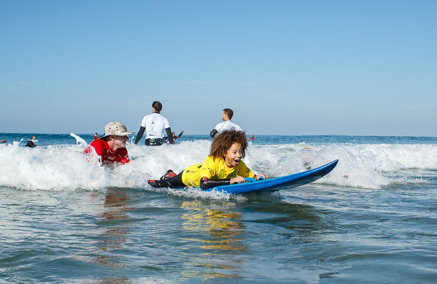 Multitud de surfistas con limitaciones físicas acudieron a La Jolla Shores para participar en la Clínica de Surf Adaptado de Stance y la ISA, tratando de motivar a las futuras generaciones de Surfistas Adaptados. Foto: ISA / Chris Grant