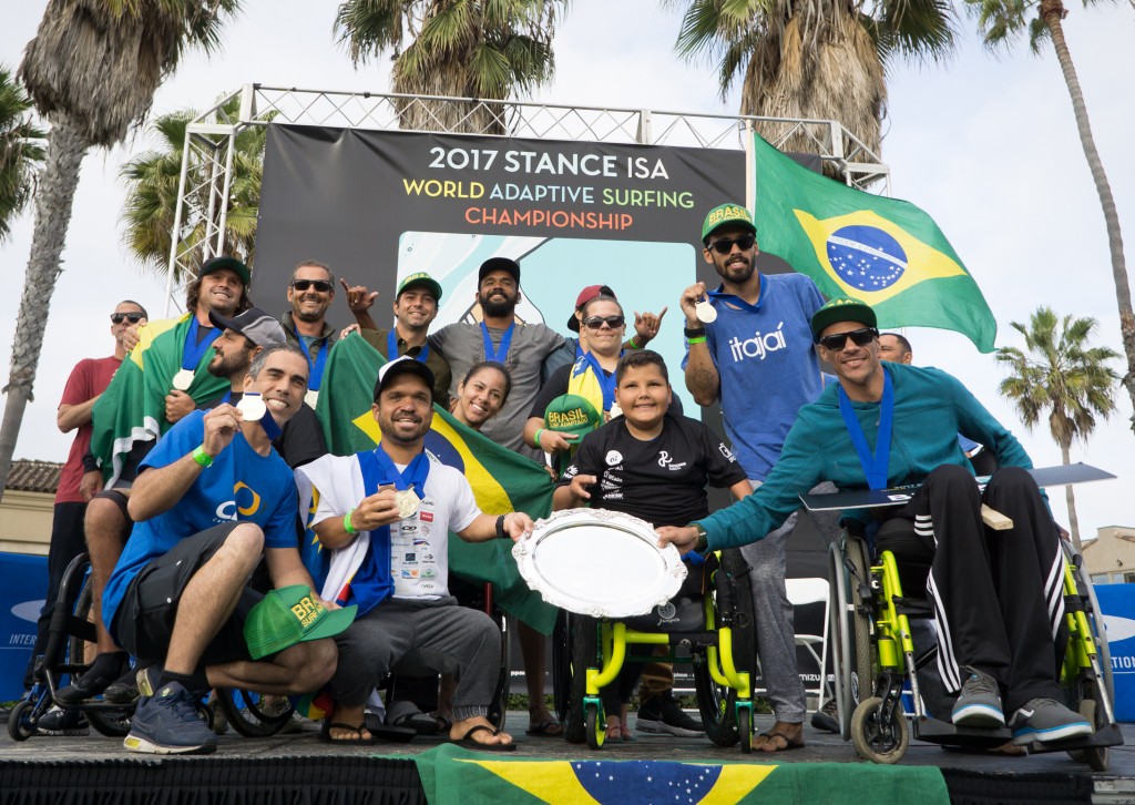 El Equipo de Brasil celebra su segundo Tiítulo Mundial consecutivo de Surf Adaptado. Foto: ISA / Sean Evans