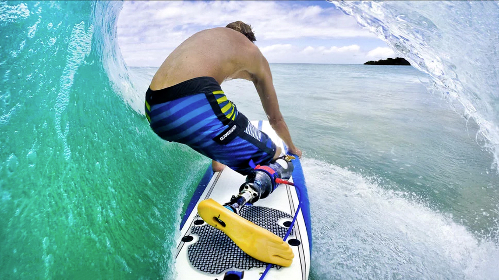 Mike Coots, miembro del Consejo Asesor del Surf Adaptado de la ISA y embajador del deporte, se entuba en una ola. Foto: Mike Coots