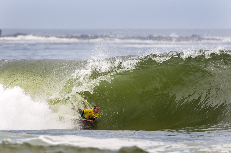 El Medallista de Oro de Dropknee y Plata de Open Hombres en 2014, Amaury Laverhne, de Francia, compite en la Punta 1 en el ISA World Bodyboard Championship 2015. Foto: ISA/Rommel Gonzales