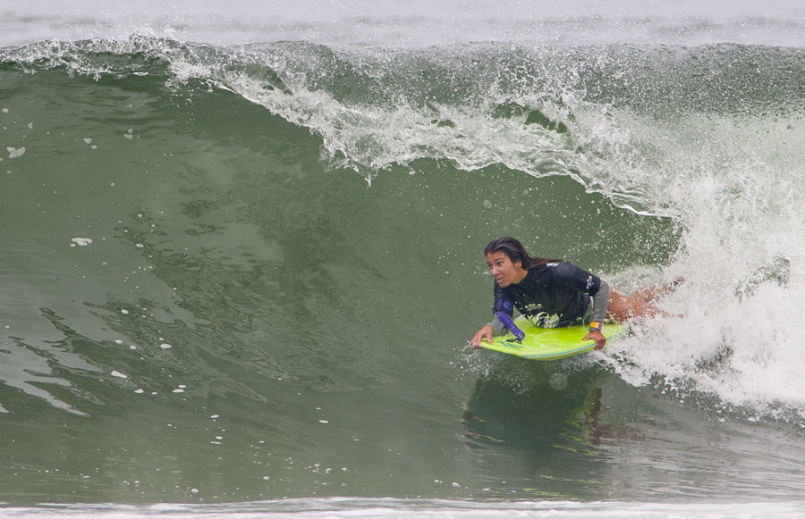 Teresa Almeida de Portugal se mete en un tubo en Iquique en camino a ser coronada la Campeona de Open Mujeres en 2014. Foto: ISA/Rommel Gonzales