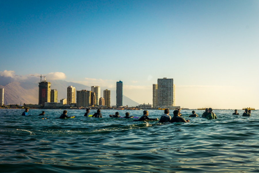 Bodyboarders se enfocan en el horizonte para ver el próximo set en la Punta 1 en Iquique. Foto: ISA/Sean Evans