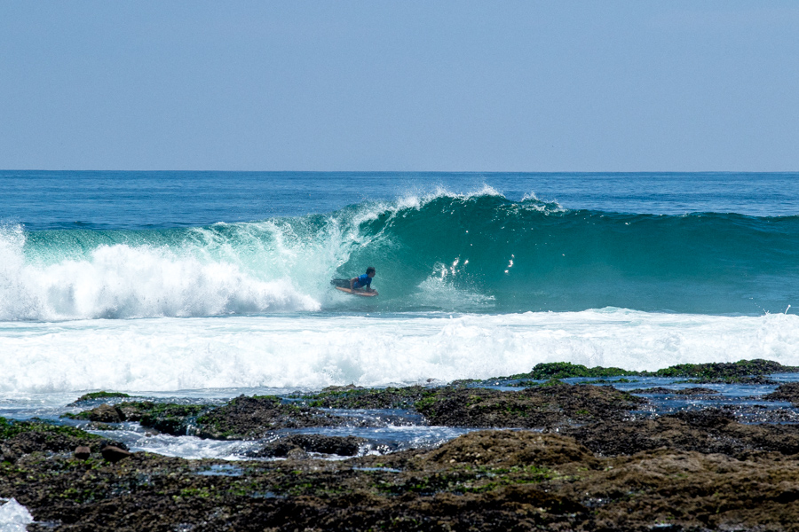 Miguel Adâo de Portugal corre una hermosa izquierda en la Final del ISA Aloha Cup en la Punta Uno. Foto: ISA/Pablo Jimenez