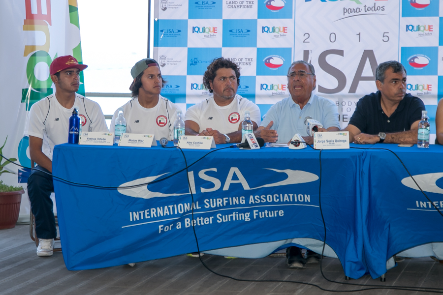 Mayor of Iquique, Jorge Soria, speaks to the crowd at the press conference. Photo: ISA/Pablo Jimenez 