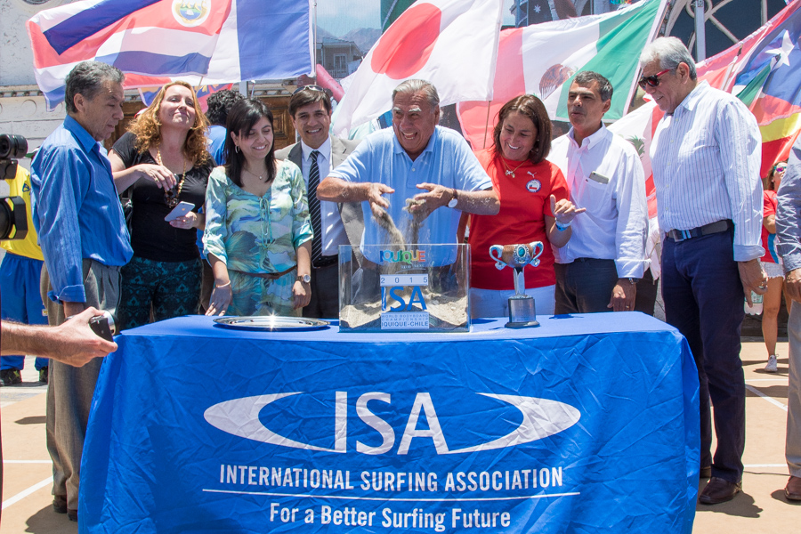 The Mayor of Iquique, Jorge Soria (center) celebrates the Sands of the World poured during the Opening Ceremony with representatives from every nation on stage. Photo: ISA/Pablo Jimenez