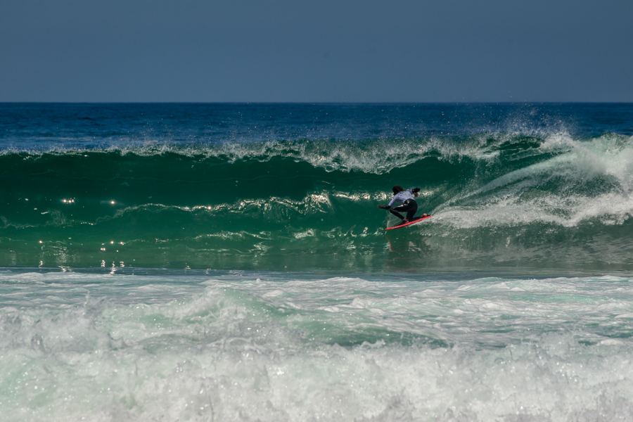 Daniel Alves encuentra un tubo clásico en la Punta Uno en la División de Dropknee. Foto: ISA/Sean Evans