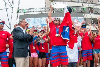 El Equipo de Chile celebra después de ser coronado el Medallista de Oro por Equipos de 2014 junto con Jorge Soria, el Alcalde de Iquique. Foto: ISA/Rommel Gonzales