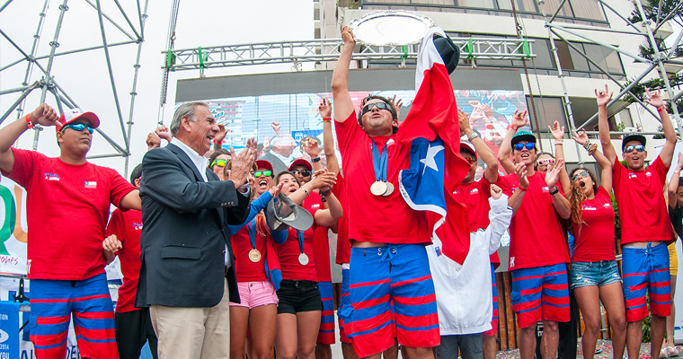 El Equipo de Chile celebra después de ser coronado el Medallista de Oro por Equipos de 2014 junto con Jorge Soria, el Alcalde de Iquique. Foto: ISA/Rommel Gonzales