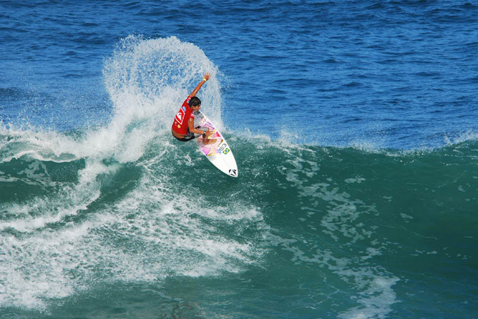 La FAE offers a long, peeling lefthander and a consistent punchy beachbreak for the double-area contest site. Pictured here is Gabriel Medina from Brazil, Gold Medalist at the 2010 ISA World Junior Surfing Championship. Photo: ISA/Lobo