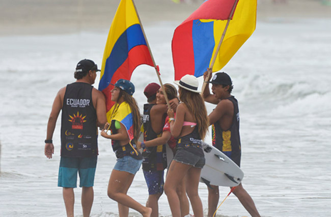 Team Ecuador congratulating Maria Game after she advanced in her Repechage heat while keeping her dream alive of winning a Gold Medal for the host country. Photo: ISA/Michael Tweddle 