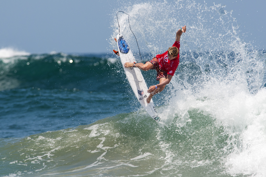 Australia´s Monty Tait went to the air and earned a 1st place in his heat advancing to the next round of the VISSLA ISA World Junior Surfing Championship. Photo: ISA/Rommel Gonzales 