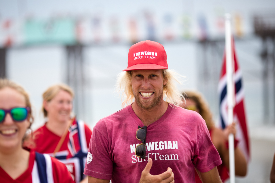 Dane Gudauskas, Coach of team Norway, joins the team on the beach in support of their surfers. Photo: ISA/Chris Grant