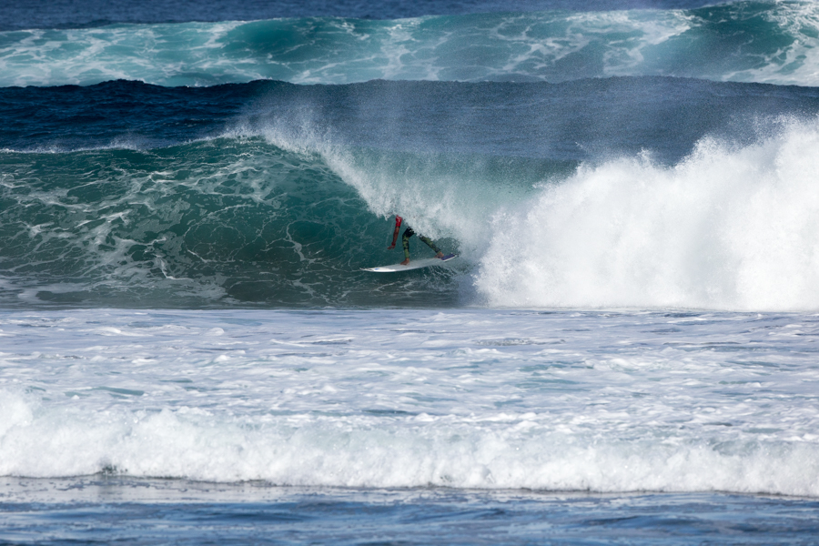 France’s Marco Mignot finds some shade, advancing through Round 2 of the Main Event. Photo: ISA / Miguel Rezendes
