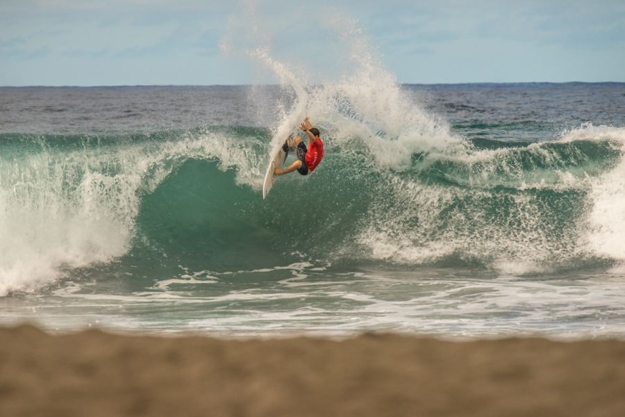 Despite this radical maneuver, South Africa’s Bevan Willis was eliminated in Round 4 of the Main Event. Photo: ISA / Sean Evans