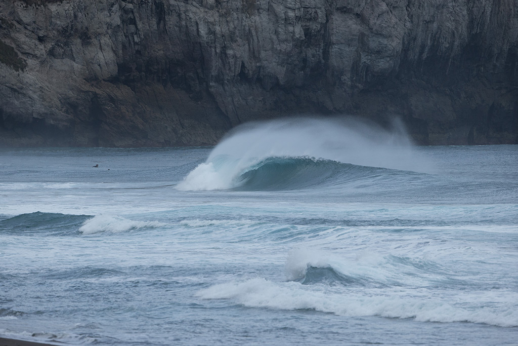 Ubicadas a más de 1500 kilómetros de la costa de Portugal en el Océano Atlántico Norte, las Islas Azores están posicionadas idealmente para recibir múltiples direcciones de swell y producir olas de clase mundial. Foto: Miguel Rezendes.
