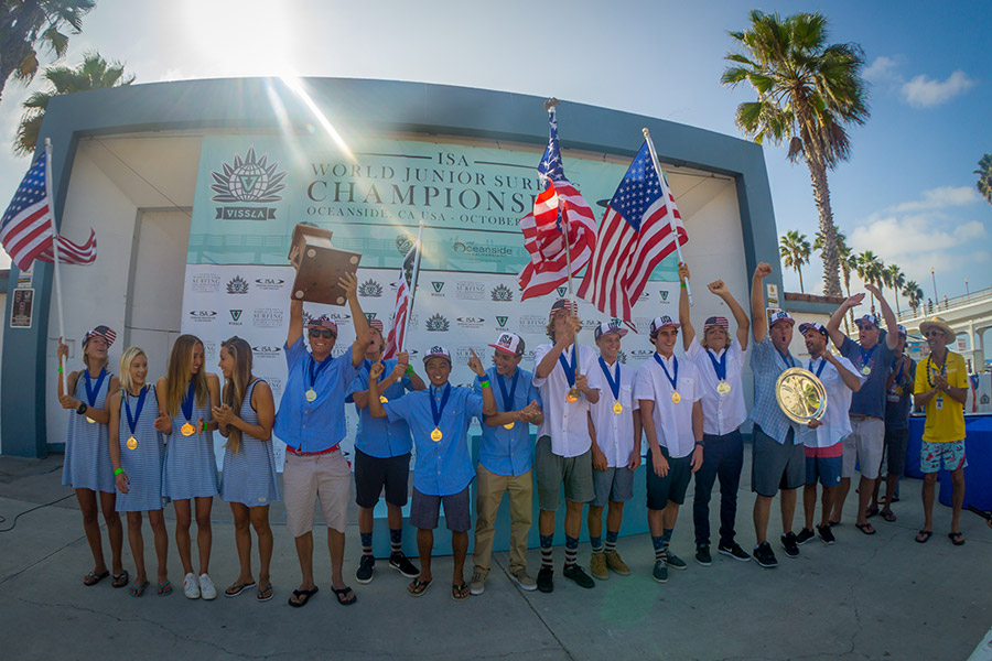 El Equipo de los Estado Unidos celebra al ganar su primera Medalla de Oro en la historia de la competencia en el VISSLA ISA World Junior Surfing Championship 2015 en Oceanside, California. Foto: ISA / Sean Evans