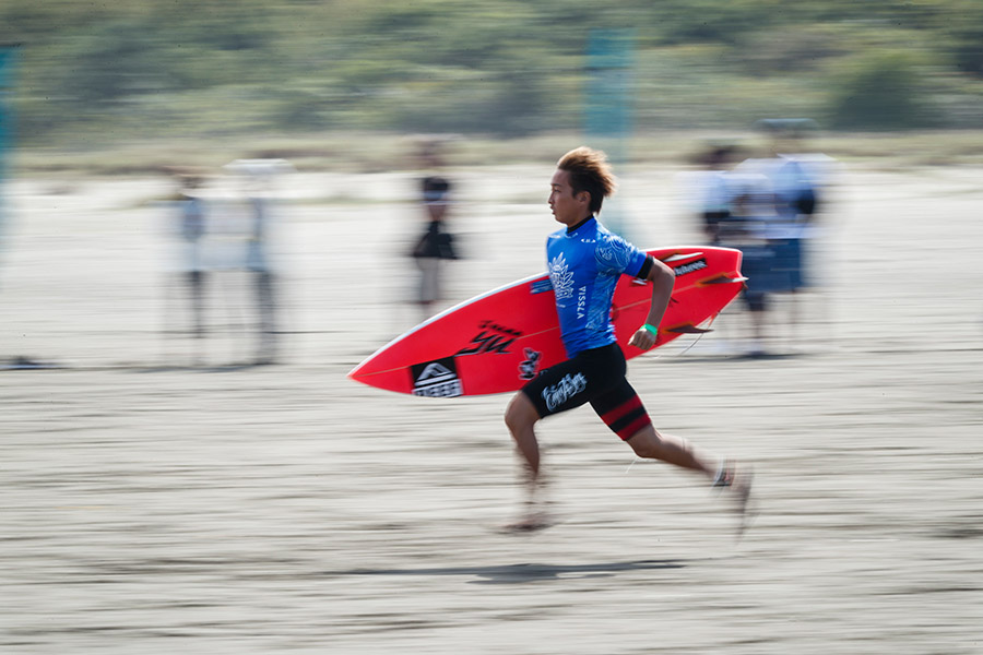 Joh Azuchi de Japón entra el último relevo con ganas de ganar el Oro. Foto: ISA / Ben Reed