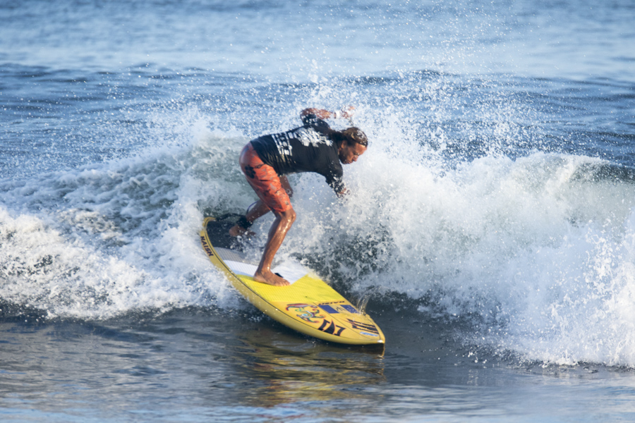 Brian Talma, uno de dos competidores de Barbados, representó su país como un surfista de SUP. Talma competirá otra vez en la Ronda de Repechaje cuando lleguen más olas el jueves. Foto: ISA/Ben Reed