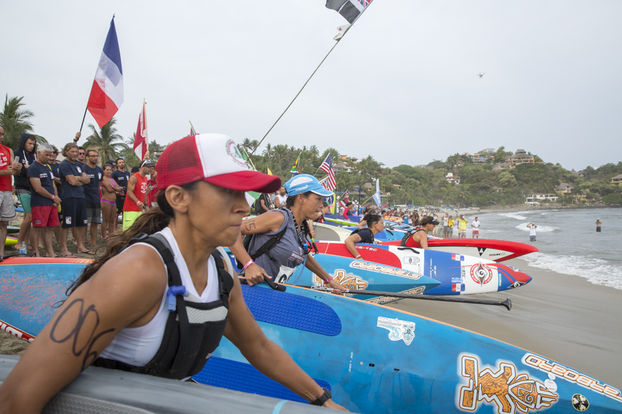 Las Carreras de Distancia de SUP y Paddleboard de Mujeres arrancaron el primer día de carreras en el ISA World StandUp Paddle and Paddleboard Championship 2015 Presentado por Hotel Kupuri en Sayulita, Riviera Nayarit, México. Foto: ISA/Reed