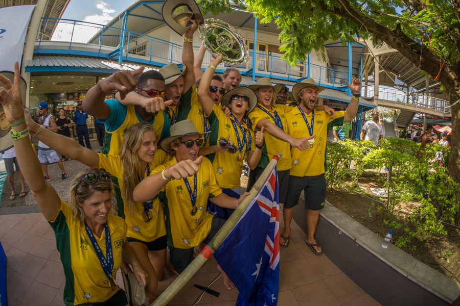 El equipo de Australia celebra su cuarta Medalla de Oro por Equipos en su quinta participación en el ISA World SUP and Paddleboard Championship. Foto: ISA / Sean Evans