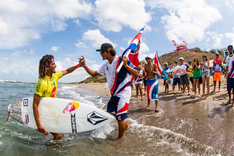 Team Costa Rica displays the team camaraderie that earned them the ISA Aloha Cup Gold Medal, as they greet Carlos Muñoz on the shore after his heat win. Photo: ISA/Dave Nelson