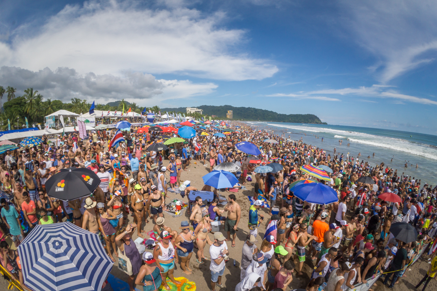 Cientos de miles de fanáticos del Surfing llegaron a mirar el surfing de clase mundial en Playa Jacó. Foto: ISA/Sean Evans
