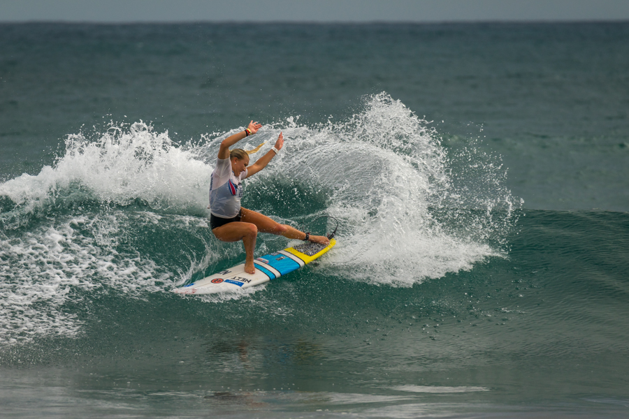 Ella Williams (NZL) obtuvo un puntaje total de 16.43 en su serie, con lo que avanzó a la segunda ronda del Evento Principal. Foto ISA/Evans.