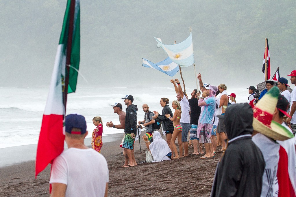 El equipo de Argentina da apoyo a Leandro Usuna luego de que avanzara en su serie de la Ronda 2. Foto: ISA/Pablo Jimenez.