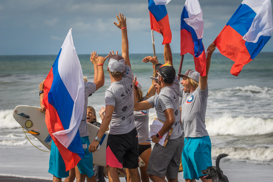 El equipo de Rusia celebra el avance de Anna Chudnenko en su serie de Repechaje Ronda 1. Foto: ISA/Sean Evans